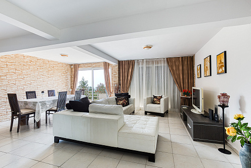 61m² große 2-Zimmer-Wohnung mit Meerblick – Seoce, Budva